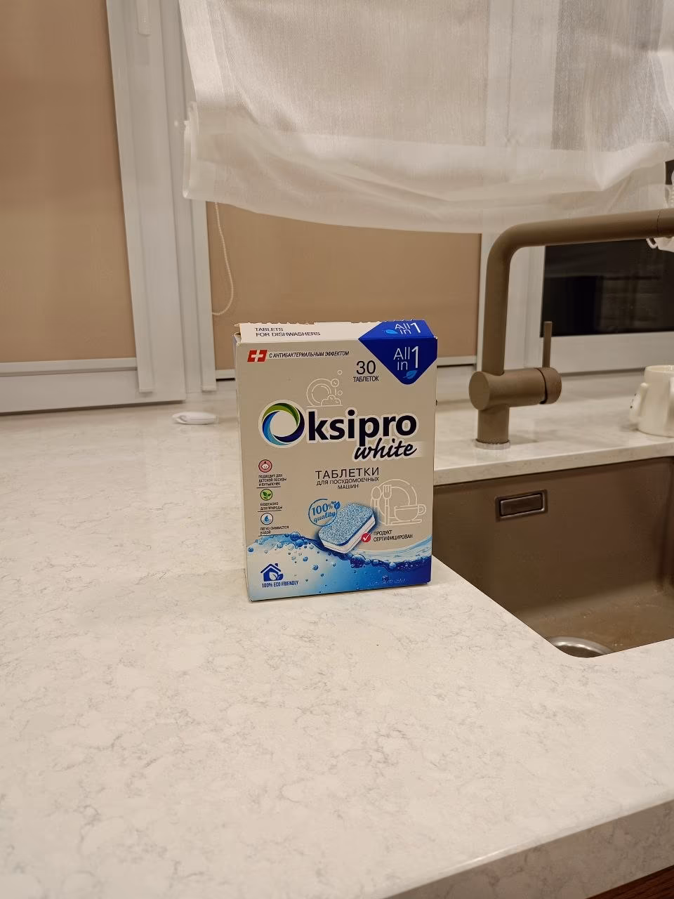Максим Корбут: Oksipro White All in 1 (30) на кухонной столешнице в бытовом сценарии теста